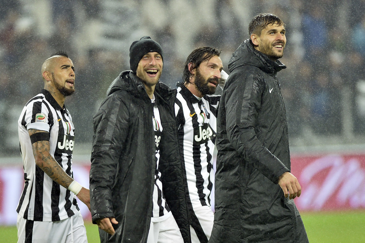 欧冠半场：詹姆斯助攻佩德罗破门，切尔西暂1-0亚特兰大（欧冠中场战报：詹姆斯送助攻佩德罗建功，切尔西暂以1-0领先亚特兰大）