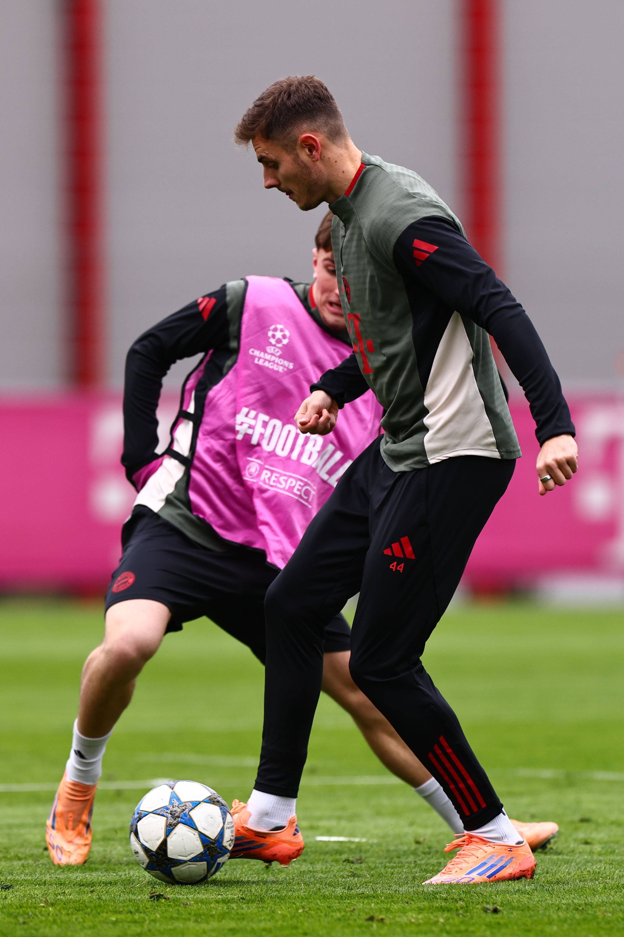 欧冠-姆巴佩破门维尼修斯双响 皇马5-1萨尔斯堡（欧冠：维尼修斯梅开二度，姆巴佩建功，皇马5-1大胜萨尔斯堡）