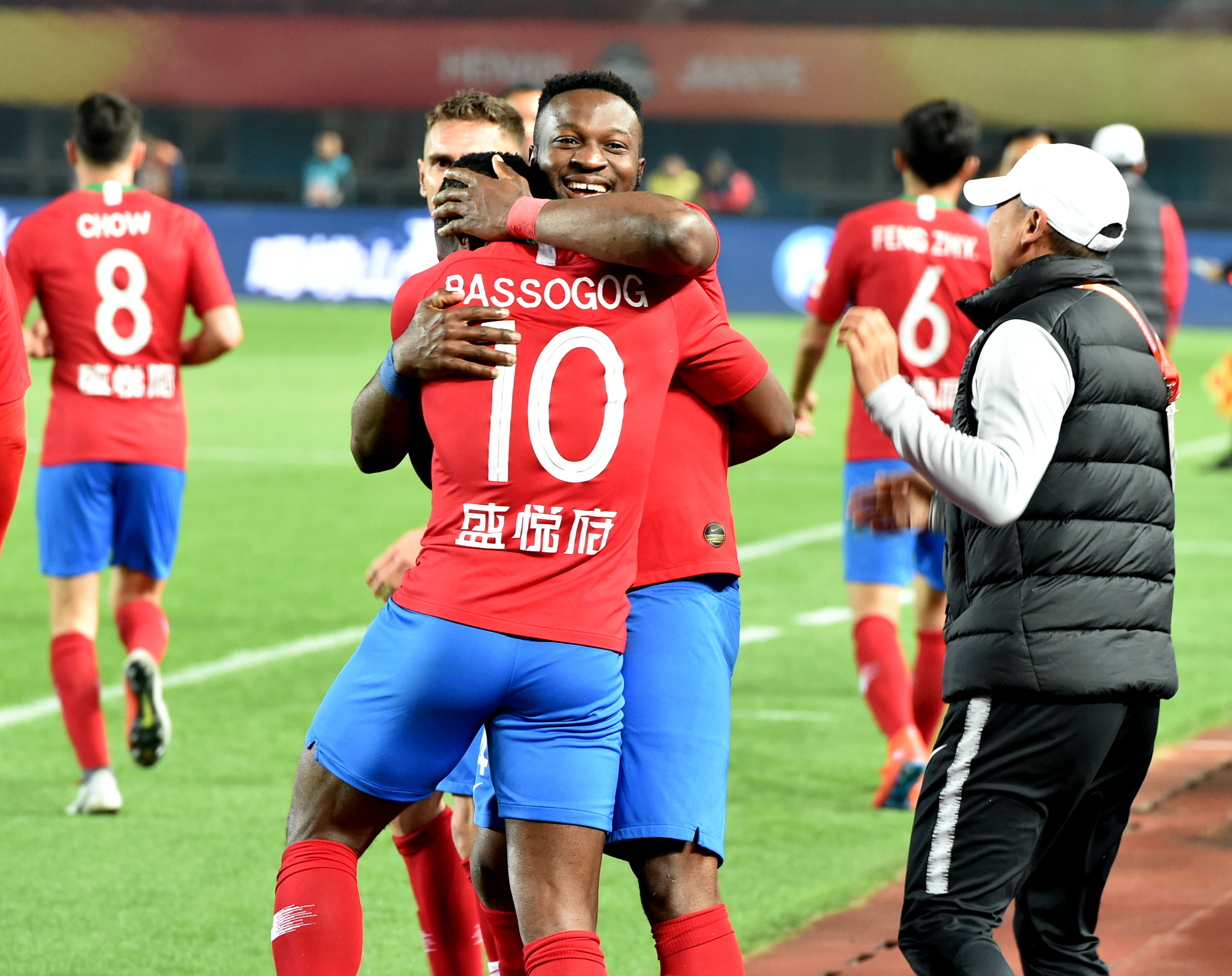 中国队在米兰冬奥会冰壶落选赛中以5-2战胜菲律宾队，取得三连胜，成为唯一全胜队伍。